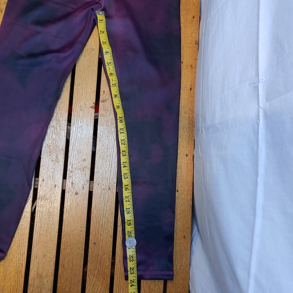 Lululemon Women's Burgandy / Black Tie Dye Crop Sleek Leggings Size 6 - Picture 5 of 7